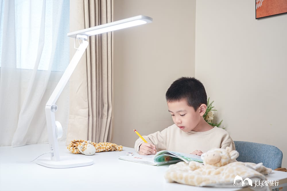 CHIMEI奇美旋境悅眼LED護眼檯燈｜適合全家人的檯燈推薦，優點缺點心得評價