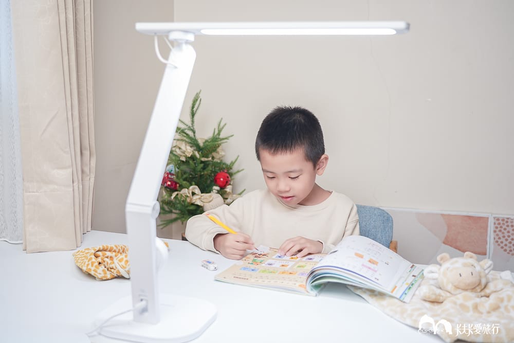 CHIMEI奇美旋境悅眼LED護眼檯燈｜適合全家人的檯燈推薦，優點缺點心得評價