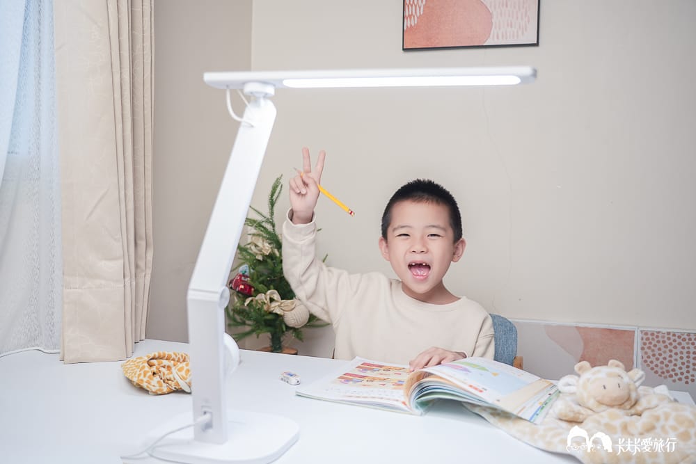 CHIMEI奇美旋境悅眼LED護眼檯燈｜適合全家人的檯燈推薦，優點缺點心得評價