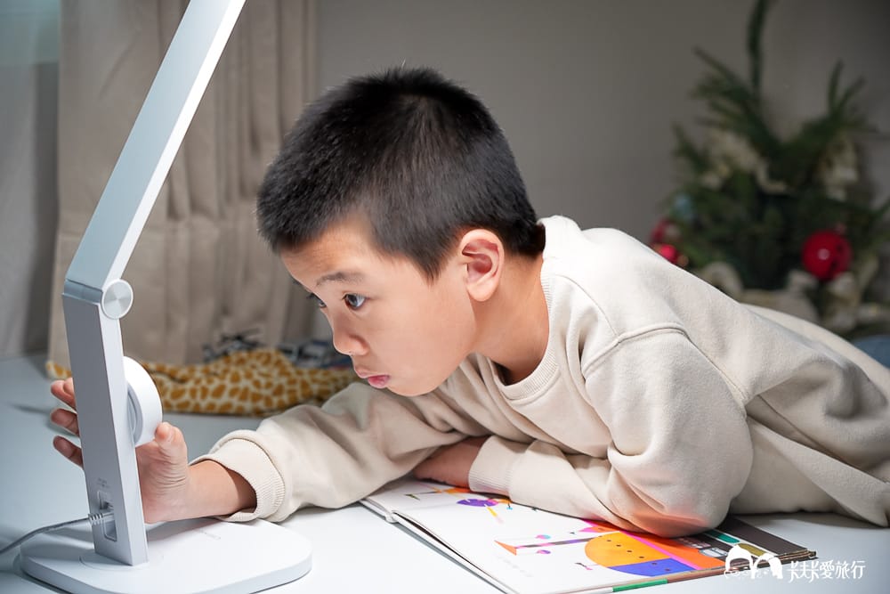 CHIMEI奇美旋境悅眼LED護眼檯燈｜適合全家人的檯燈推薦，優點缺點心得評價