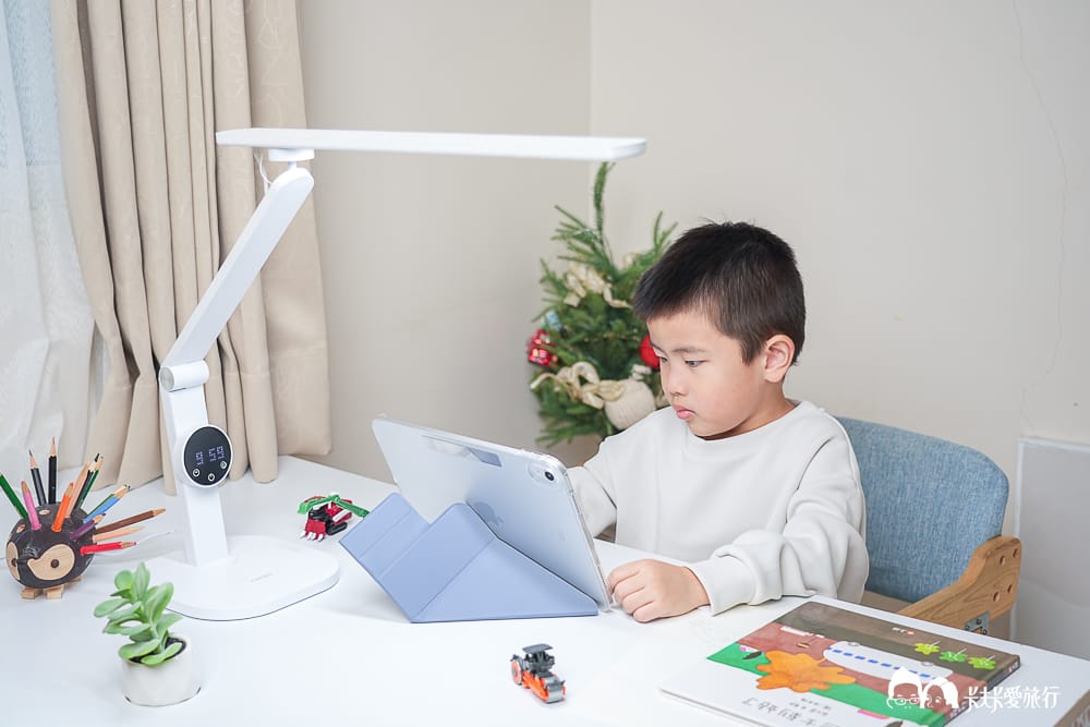 CHIMEI奇美旋境悅眼LED護眼檯燈｜適合全家人的檯燈推薦，優點缺點心得評價