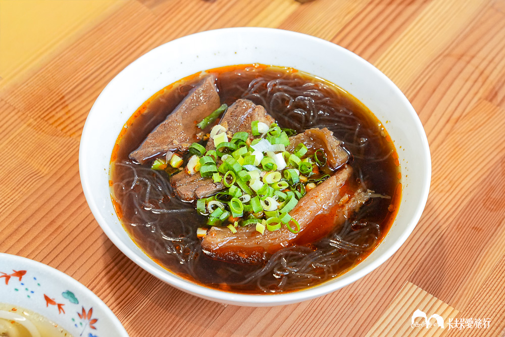 宜蘭冬山-春不老驛站牛肉麵｜藏在自來水廠老建築裡的航海魂菜單與評價