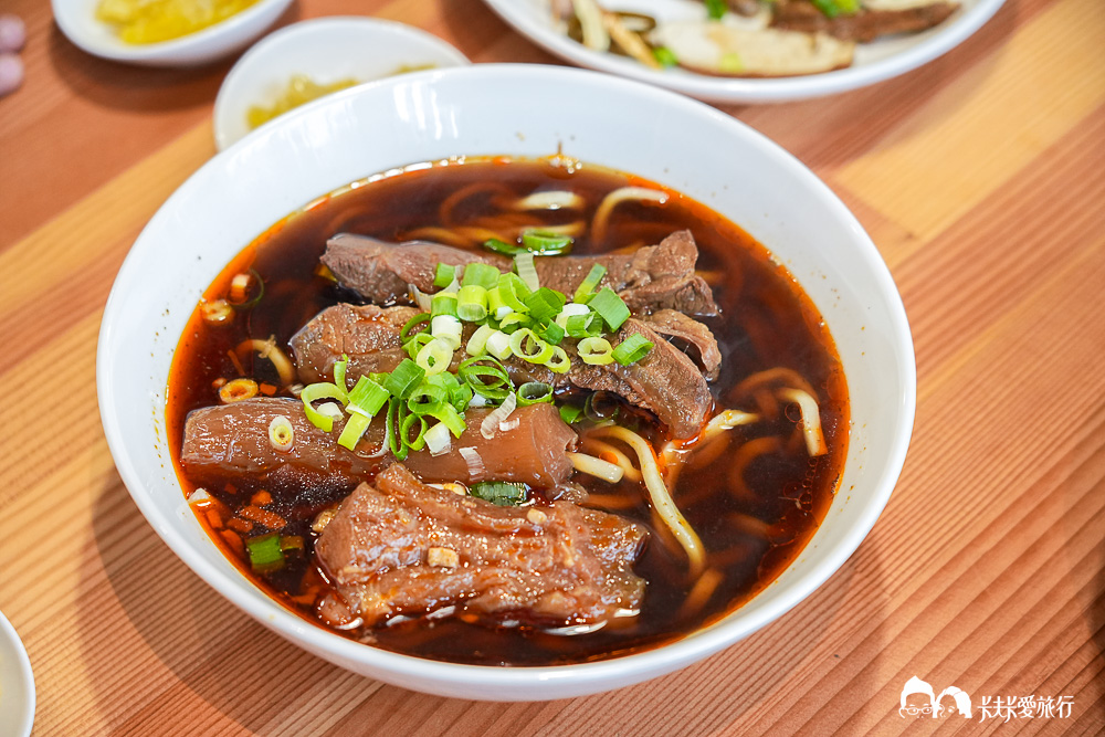 宜蘭冬山-春不老驛站牛肉麵｜藏在自來水廠老建築裡的航海魂菜單與評價