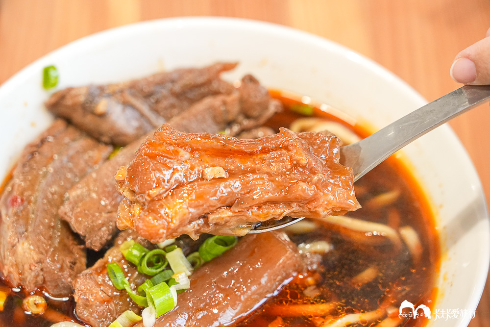 宜蘭冬山-春不老驛站牛肉麵｜藏在自來水廠老建築裡的航海魂菜單與評價