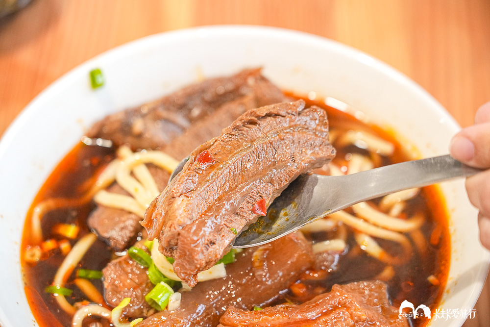 宜蘭冬山-春不老驛站牛肉麵｜藏在自來水廠老建築裡的航海魂菜單與評價