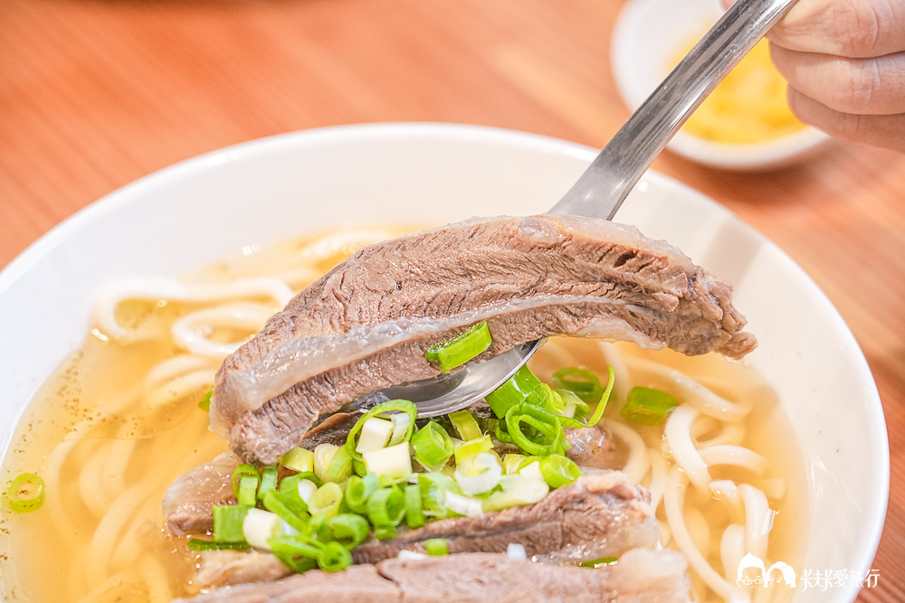 宜蘭冬山-春不老驛站牛肉麵｜藏在自來水廠老建築裡的航海魂菜單與評價
