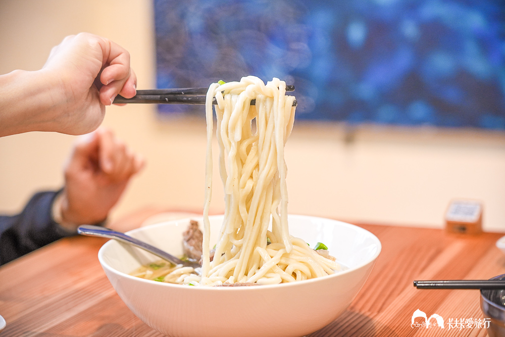 宜蘭冬山-春不老驛站牛肉麵｜藏在自來水廠老建築裡的航海魂菜單與評價