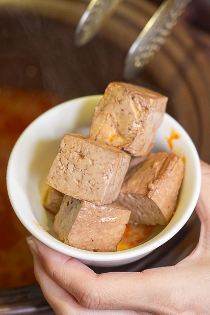 宜蘭火鍋吃到飽｜糧倉1號麻辣鴛鴦鍋｜超狂自助吧哈根達斯、和牛、啤酒隨你吃菜單價位！