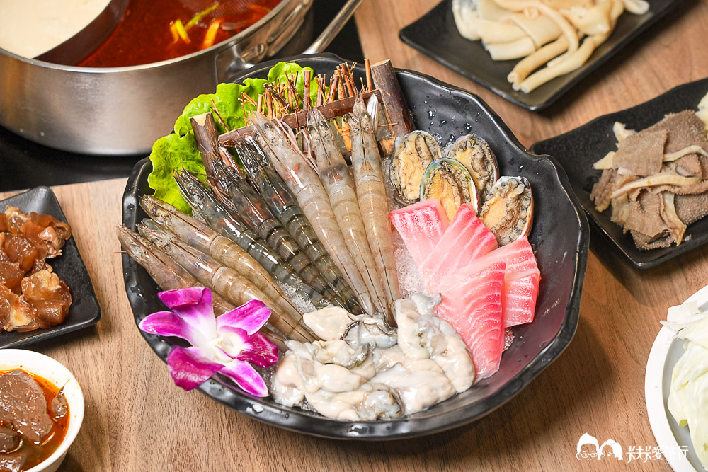 宜蘭火鍋吃到飽｜糧倉1號麻辣鴛鴦鍋｜超狂自助吧哈根達斯、和牛、啤酒隨你吃菜單價位！