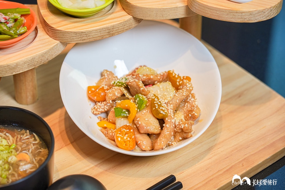 宜蘭簡餐推薦-游饗創意中式定食｜親子餐廳兒童遊戲區+九宮格菜色菜單