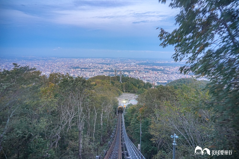 札幌夜景全攻略！藻岩山夜景：纜車票價與自駕交通、營業時間與四季夜景秘境指南
