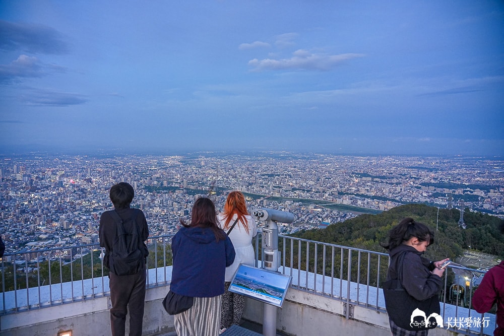 札幌夜景全攻略！藻岩山夜景：纜車票價與自駕交通、營業時間與四季夜景秘境指南
