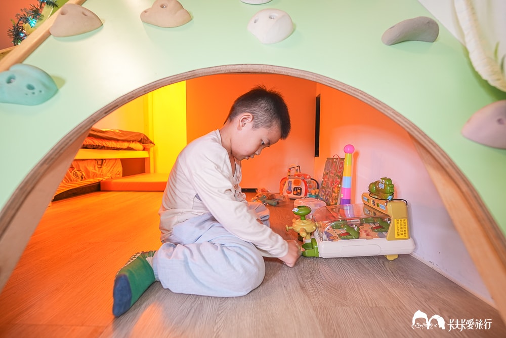 台中親子住宿推薦！后麗安心風自然2館：超狂溜滑梯配大浴缸，小孩玩瘋了