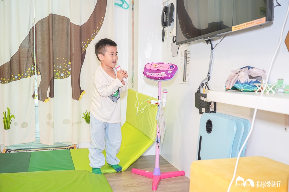 台中親子住宿推薦！后麗安心風自然2館：超狂溜滑梯配大浴缸，小孩玩瘋了