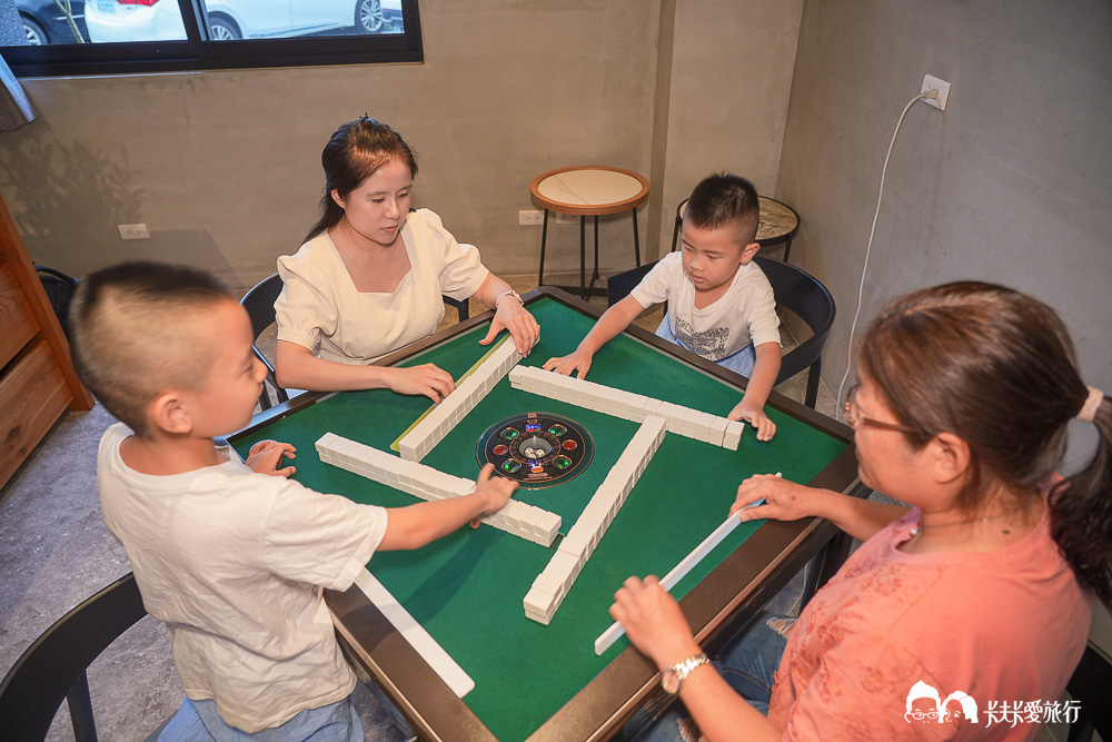 一家人圍著電動麻將桌，孩子也加入學打牌
