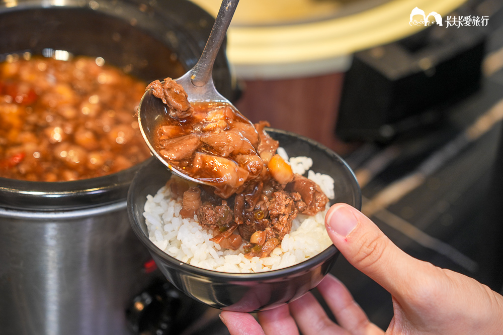 炙り庵牛滷汁用大湯匙舀起淋在白飯上