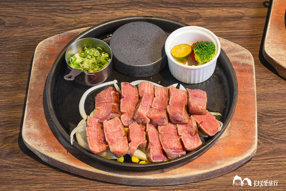 炙り庵特上厚切牛舌套餐整齊排列多片蔥花小壺配菜杯