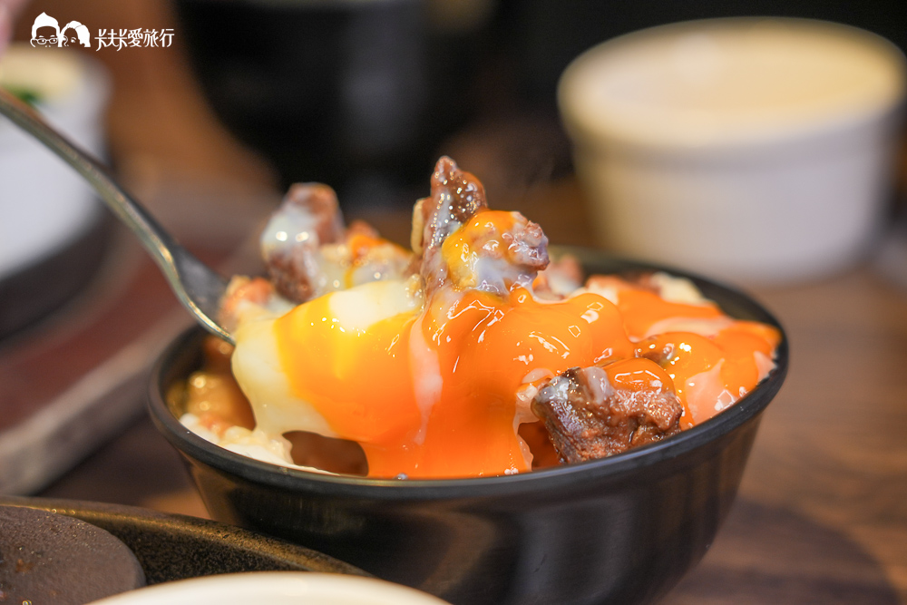 炙り庵溫泉卵湯匙舀起橘黃蛋黃流出蓋在牛滷汁飯上