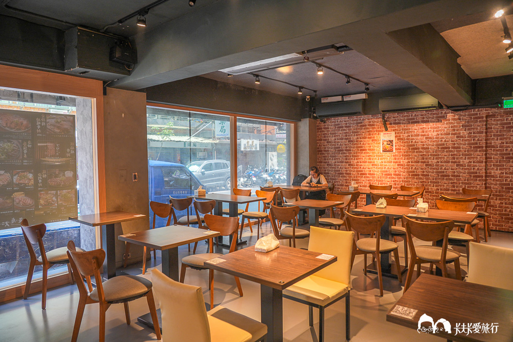 炙り庵台北民權店室內一樓紅磚牆工業風用餐區