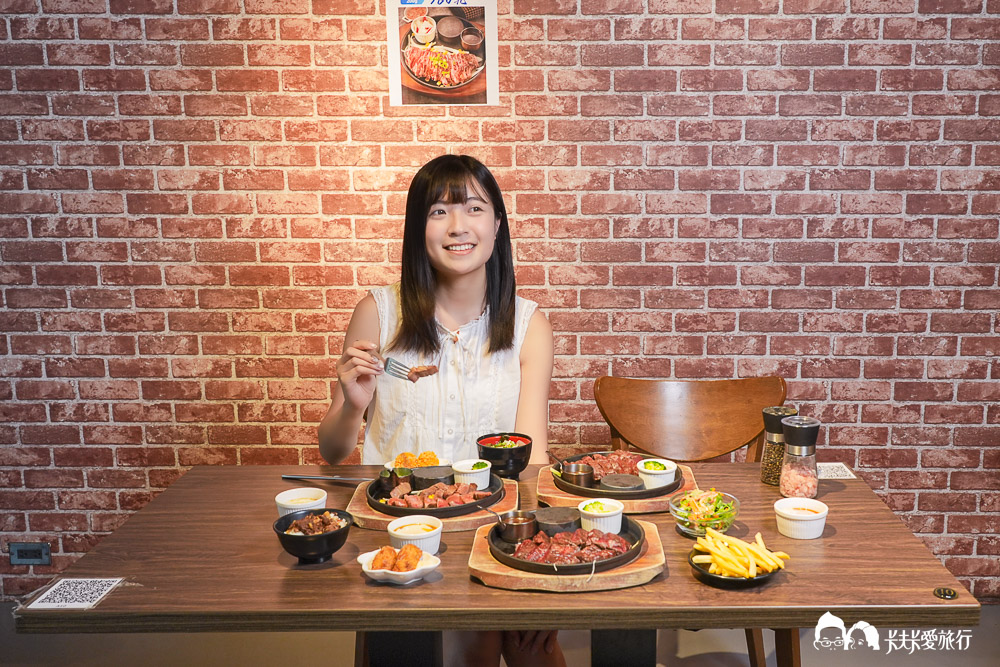 炙り庵整桌多份牛排套餐豐盛朋友開心紅磚牆背景