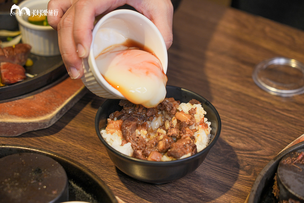 炙り庵溫泉卵從小杯倒入牛滷汁白飯碗蛋白蛋黃完整