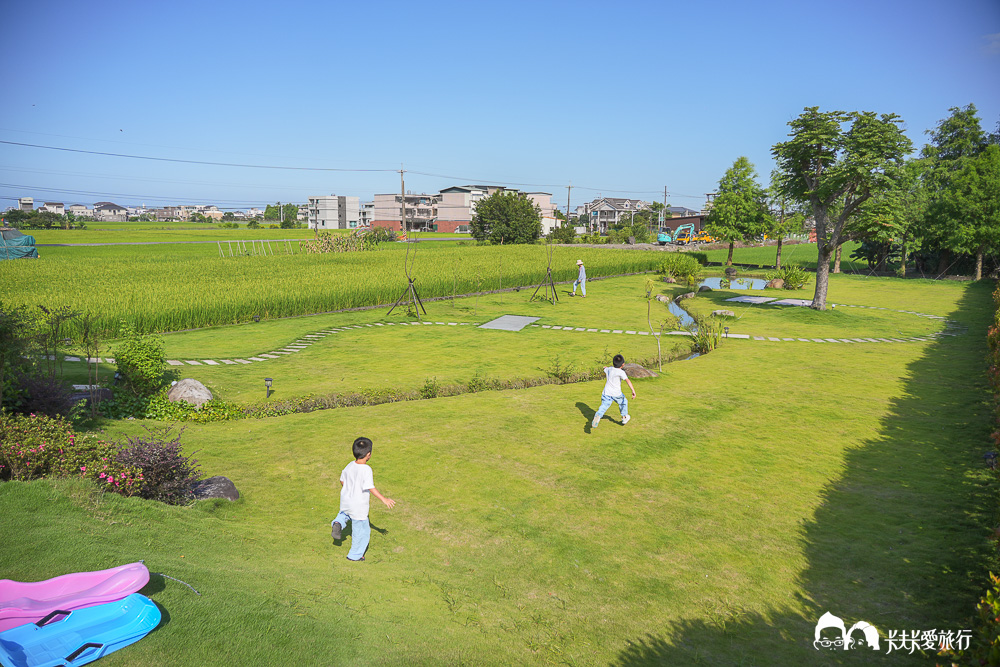 竹間民宿大草地，孩子奔跑玩耍