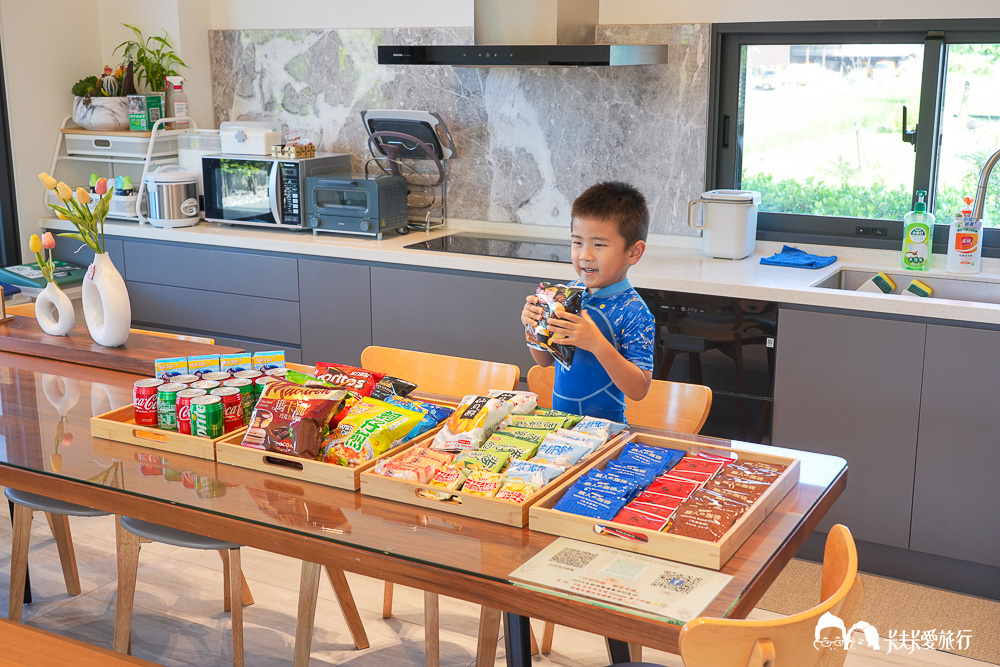 竹間民宿入住歡迎備品，三盤零食擺在餐桌