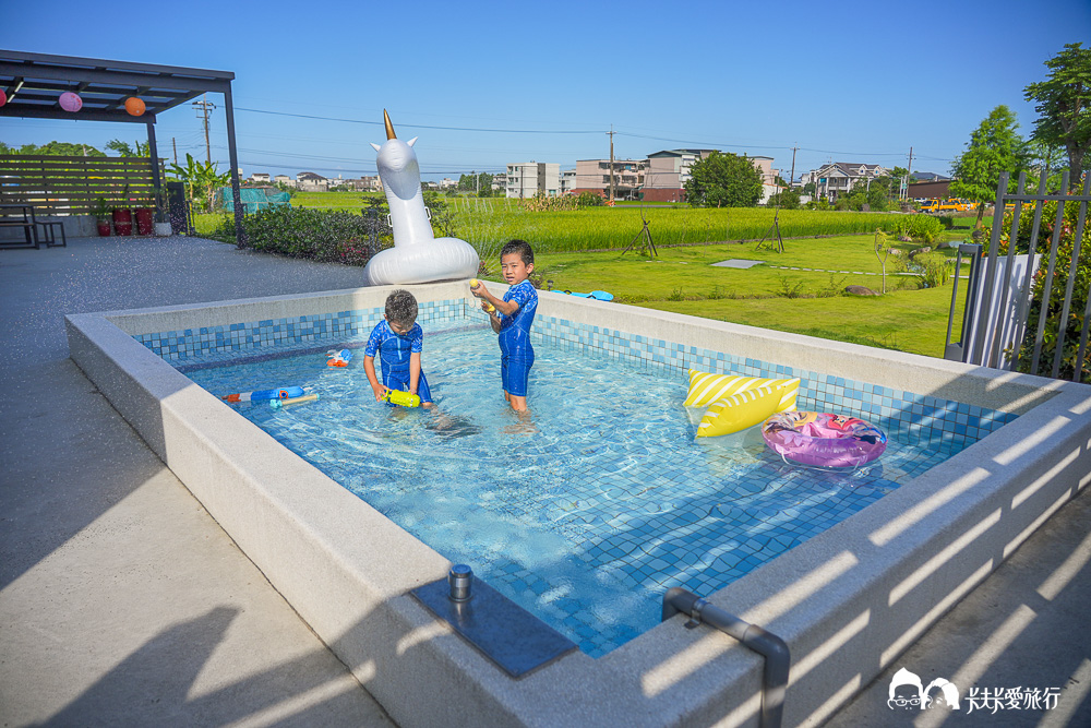竹間民宿泳池，孩子拿水槍玩耍