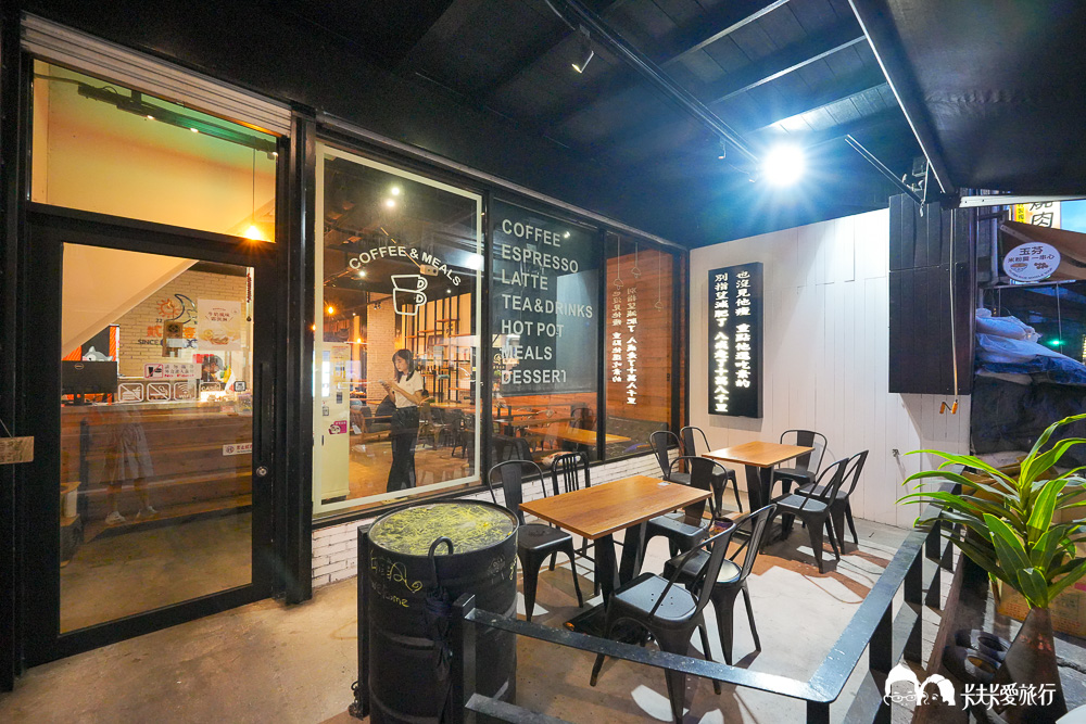羅東宵夜酒吧｜貳貳壹零複合式宵夜，手打黑豬肉漢堡、現調調酒，深夜宵夜首選菜單