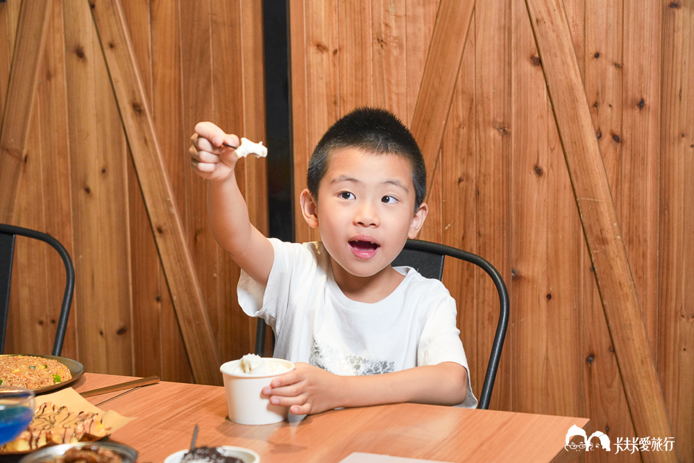 羅東宵夜酒吧｜貳貳壹零複合式宵夜，手打黑豬肉漢堡、現調調酒，深夜宵夜首選菜單