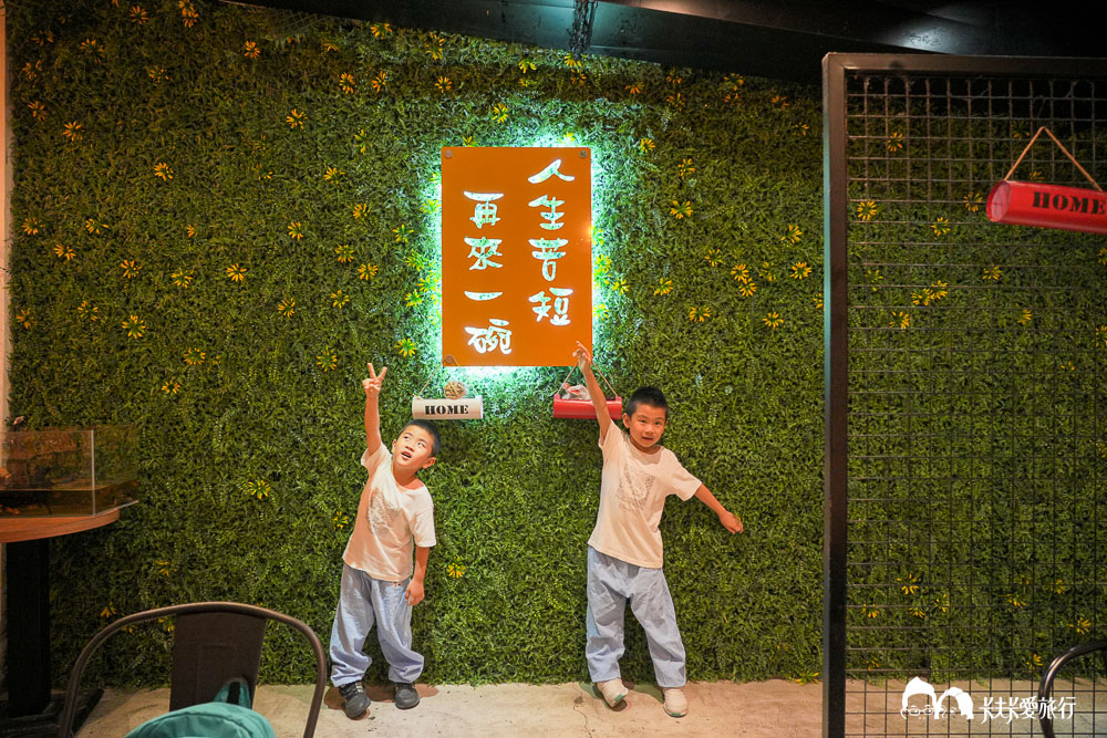 羅東宵夜酒吧｜貳貳壹零複合式宵夜，手打黑豬肉漢堡、現調調酒，深夜宵夜首選菜單
