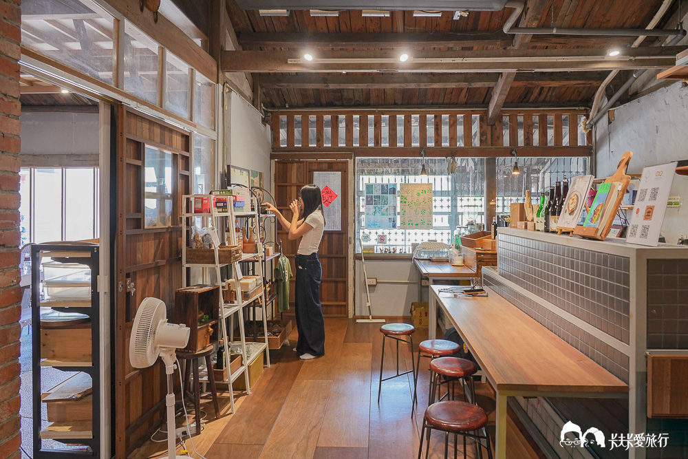 宜蘭員山美食|一簞食蔬食餐廳,深溝村穀倉老屋、當季蔬食料理菜單價格 - 第4張圖 一簞食榻榻米用餐空間與木作展售