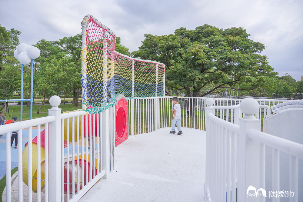 宜蘭運動公園溜滑梯|全新彩虹雲朵遊戲場開箱+戰艦溜滑梯一次玩 - 第21張圖 宜蘭運動公園溜滑梯|全新彩虹雲朵遊戲場開箱+戰艦溜滑梯一次玩